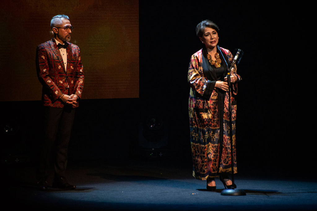 Penghargaan Lifetime Achievement diberikan kepada aktris senior Widyawati. Antara Foto/Aprillio Akbar