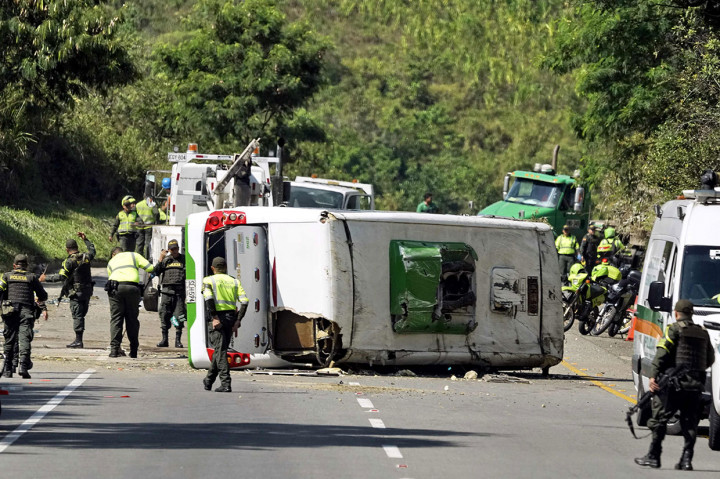 Polisi melakukan penyelidikan di lokasi kecelakaan bus di jalan raya antara kota Buenaventura dan Cali, Departemen Valle del Cauca, Kolombia, Minggu, 9 Desember 2018 waktu setempat.