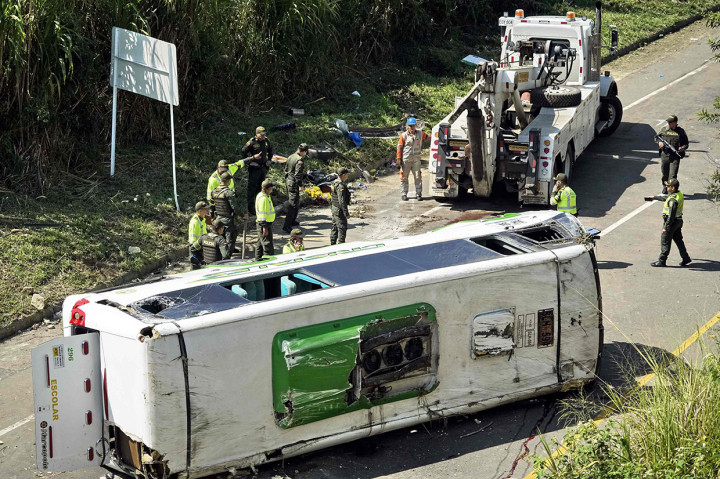 Menurut laporan terbaru oleh pemerintah setempat, sembilan penumpang tewas dan 23 luka-luka akibat kecelakaan tersebut.