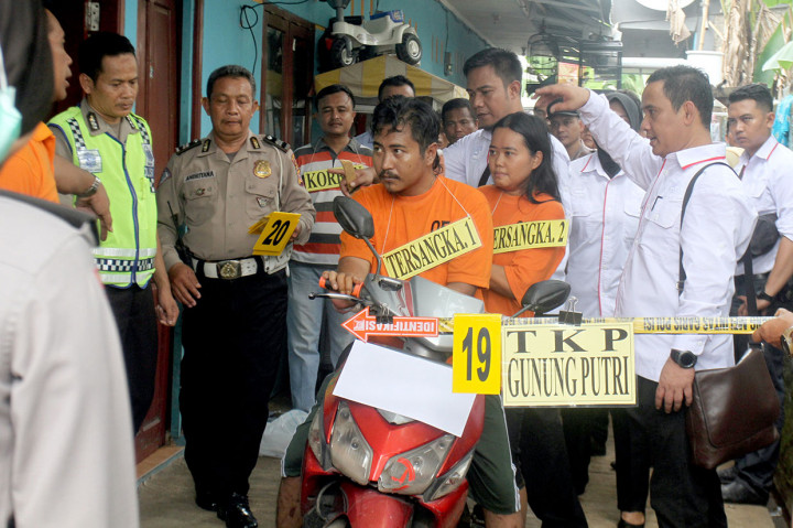 Satreskrim Polres Bogor menggelar rekonstruksi kasus pembunuhan terhadap mantan wartawan Abdullah Fithri Setiawan alias Dufi dengan tiga orang tersangka berinisial MN, S, dan Y, di rumah kontarakan kawasan Gunung Putri, Bogor, Jawa Barat, Senin 10 Desember 2018.