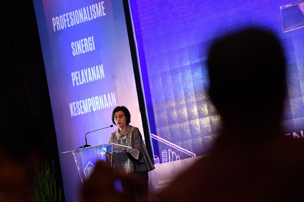 Sri Mulyani menceritakan banyak sekali makelar yang beroperasi dan mengaku bisa membantu pencairan anggaran, bahkan termasuk oknum pegawai di lingkungan Kementerian Keuangan, yang beberapa waktu lalu tertangkap tangan oleh KPK.