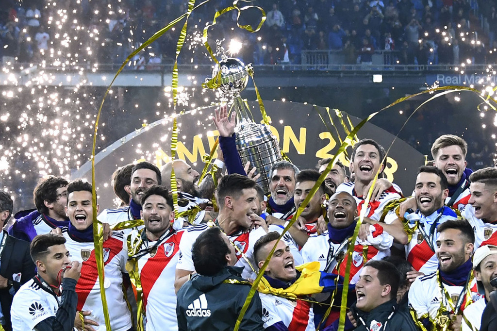 Para pemain River Plate melakukan selebrasi usai menjuarai Copa Libertadores di Santiago Bernabeu, Madrid, Minggu, 10 Desember dini hari WIB.