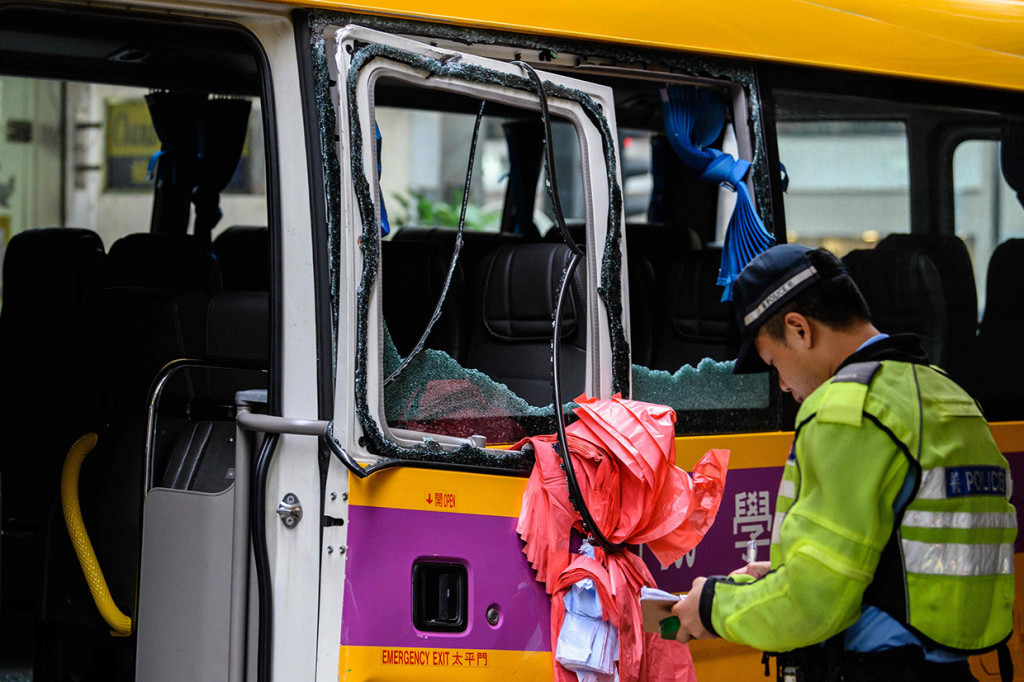Kecelakaan terjadi saat bus sekolah yang terparkir dan tanpa sopir tiba-tiba melaju tanpa kendali kemudian naik ke trotoar serta menabrak para pejalan kaki saat jam sibuk. Sang sopir berusaha mengejar bus tersebut namun malah terseret sejauh sekitar 20 meter sebelum jatuh ke jalan.