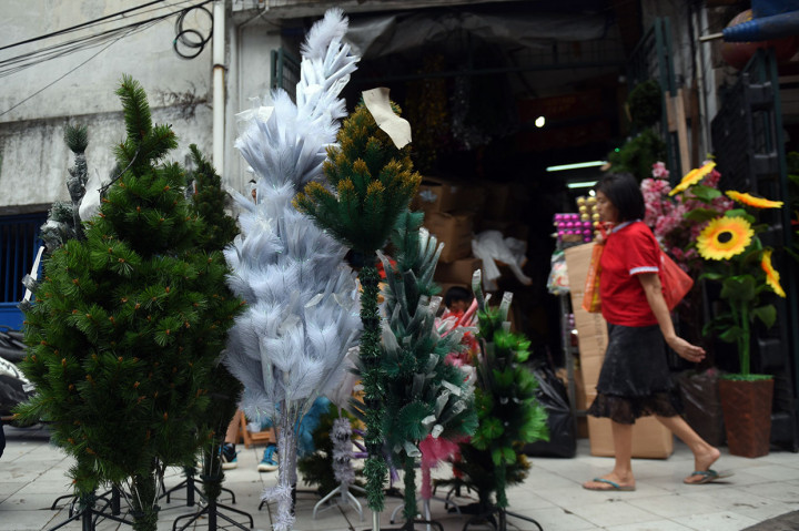 Di Pasar Asemka, Jakarta juga mulai marak penjualan pernak-pernih bertema Natal, salah satunya pohon natal.