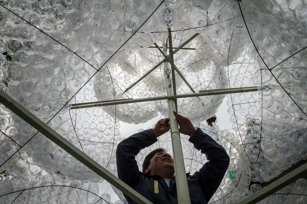 Pohon natal setinggi enam meter dan dibuat dari 9.000 limbah plastik botol tersebut untuk menyambut Natal 2018. 