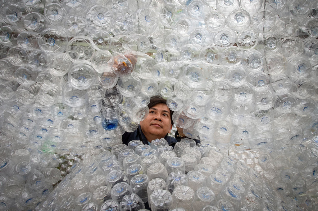 Pohon natal yang terbuat dari botol bekas air mineral sisa rapat gereja dan kemudian dikumpulkan para jemaat tersebut kemudian akan dipasangi hiasan lampu dan ornamen lainnya agar terlihat lebih indah saat dinyalakan.
