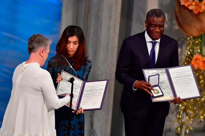 Aktivis hak asasi manusia Irak Yazidi-Kurdi Nadia Murad menerima hadiah Nobel Perdamaian 2018 bersama dokter asal Kongo, Denis Mukwege, di Balai Kota di Oslo, Norwegia, Senin, 10 Desember waktu setempat.