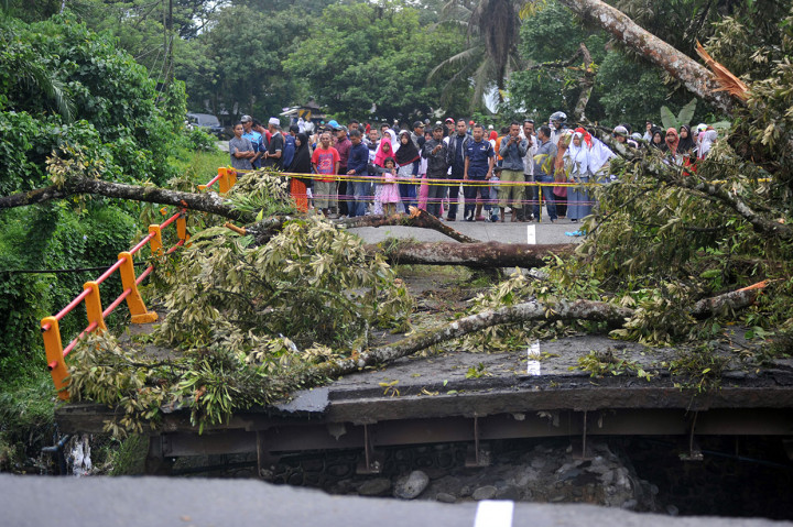 Jembatan yang berada di jalur jalan nasional tersebut ambruk akibat dihantam arus sungai yang cukup deras pada Senin, 10 Desember malam, mengakibatkan akses dari Padang menuju Bukittinggi putus total.