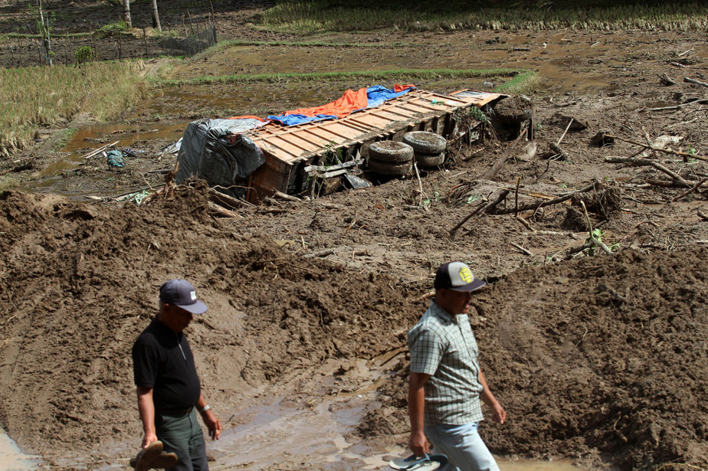 Sementara itu BPBD Kabupaten Agam, Sumbar mencatat 21 titik tanah longsor akibat hujan yang  melanda daerah itu, Senin, 10 Desember malam. Salah satu titik longsor di kilometer 23 kawasan Palupuh, Agam, yang menyeret sebuah truk yang melintas.