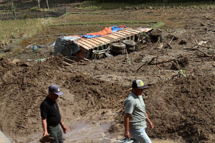 Sementara itu BPBD Kabupaten Agam, Sumbar mencatat 21 titik tanah longsor akibat hujan yang  melanda daerah itu, Senin, 10 Desember malam. Salah satu titik longsor di kilometer 23 kawasan Palupuh, Agam, yang menyeret sebuah truk yang melintas.