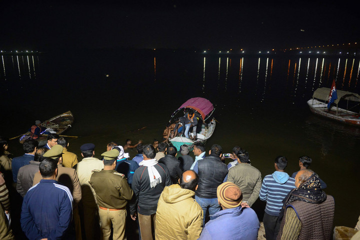 Petugas penyelamat India ambil bagian dalam operasi pencarian dan penyelamatan setelah sebuah kapal terbalik di sungai Yamuna di Allahabad, India utara, Senin, 10 Desember 2018 malam. 