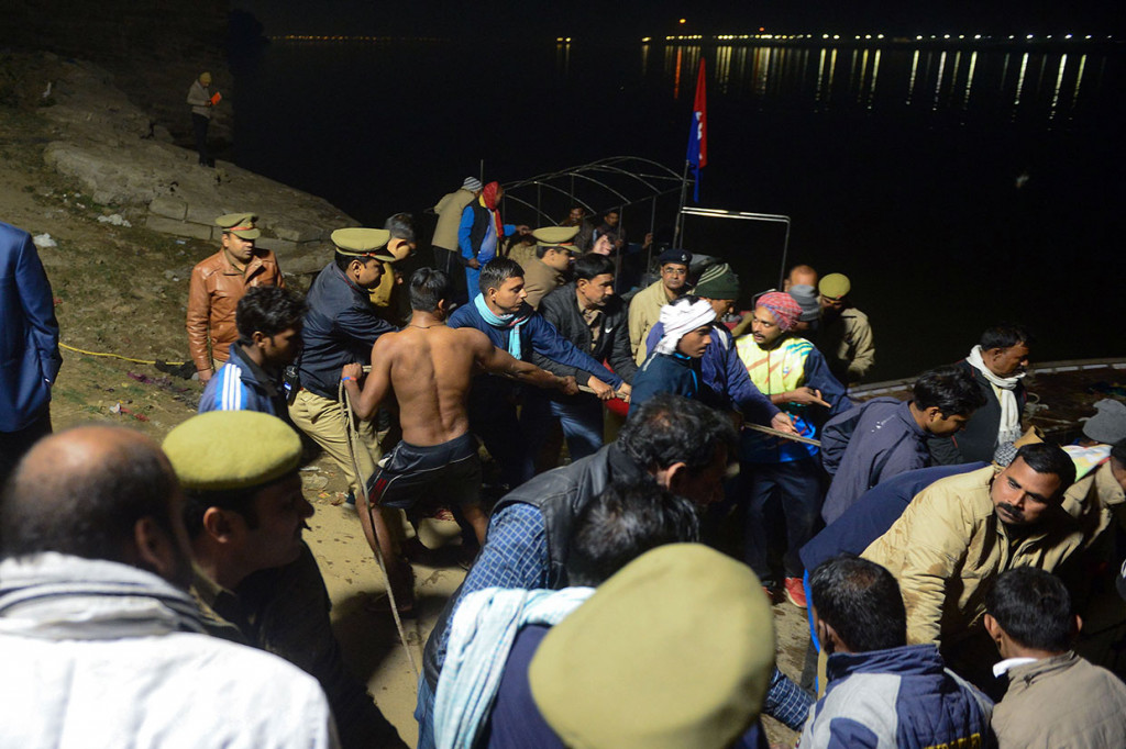 Setidaknya tiga wanita tewas dan lima lainnya hilang setelah sebuah perahu yang membawa 14 orang terbalik di sungai Yamuna dekat kuil Mankameshwar.