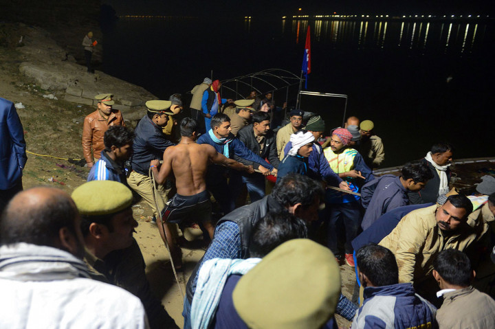 Setidaknya tiga wanita tewas dan lima lainnya hilang setelah sebuah perahu yang membawa 14 orang terbalik di sungai Yamuna dekat kuil Mankameshwar.