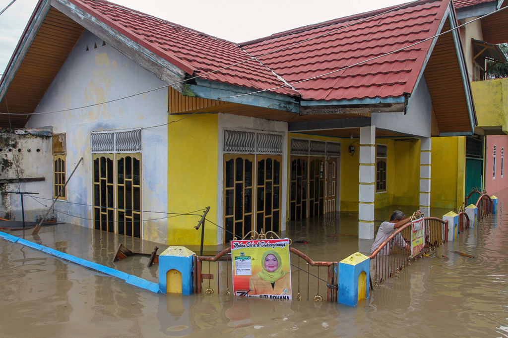 Sementara itu tingginya curah hujan di Kota Pekanbaru membuat sejumlah kawasan terendam banjir dan merendam ratusan rumah warga dengan ketinggian air 30 cm - 150 cm. 
