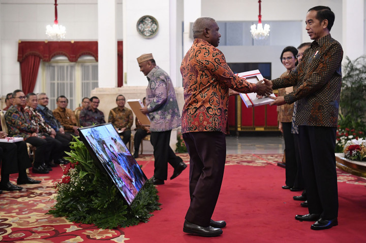 Presiden Joko Widodo menyerahkan secara simbolis DIPA tahun anggaran 2019 dan alokasi TKDD itu kepada 12 menteri/pimpinan lembaga. Sementara untuk dokumen TKDD diserahkan kepada seluruh gubernur.
