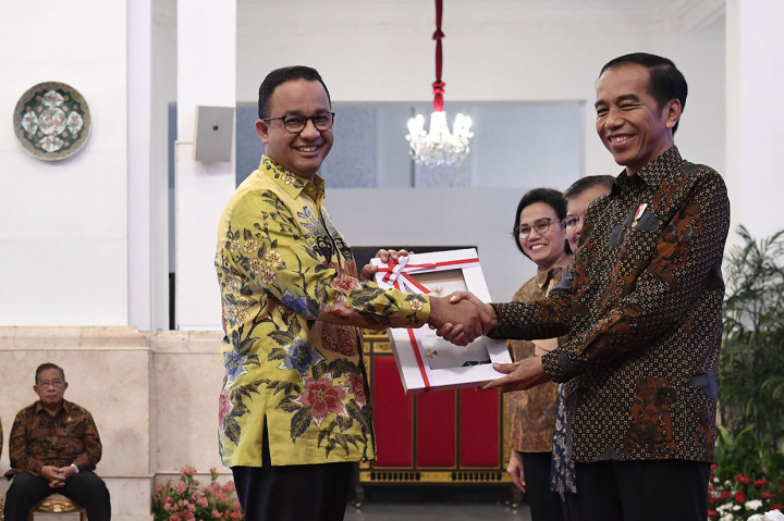 Presiden Joko Widodo didampingi Wakil Presiden Jusuf Kalla dan Menkeu Sri Mulyani menyerahkan Daftar Isian Pelaksanaan Anggaran (DIPA) dan Daftar Alokasi Transfer Daerah dan serta Dana Desa kepada Gubernur DKI Jakarta Anies Baswedan di Istana Negara.