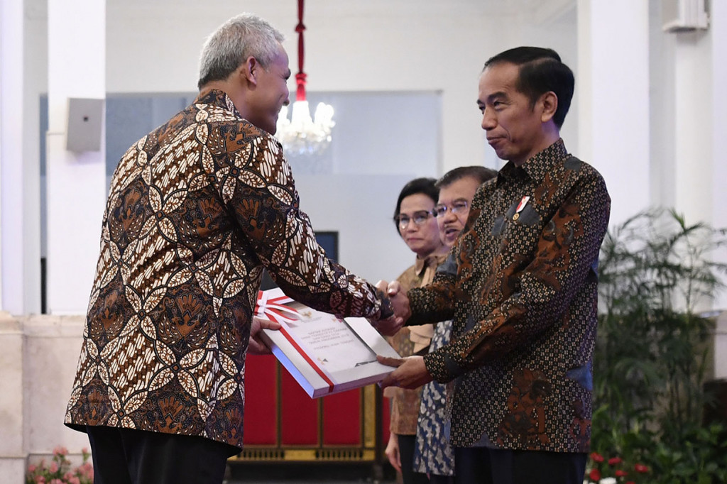 Gubernur Jawa Tengah Ganjar Pranowo Daftar Isian Pelaksanaan Anggaran (DIPA) dan Daftar Alokasi Transfer Daerah dan serta Dana Desa dari Presiden Jokowi.