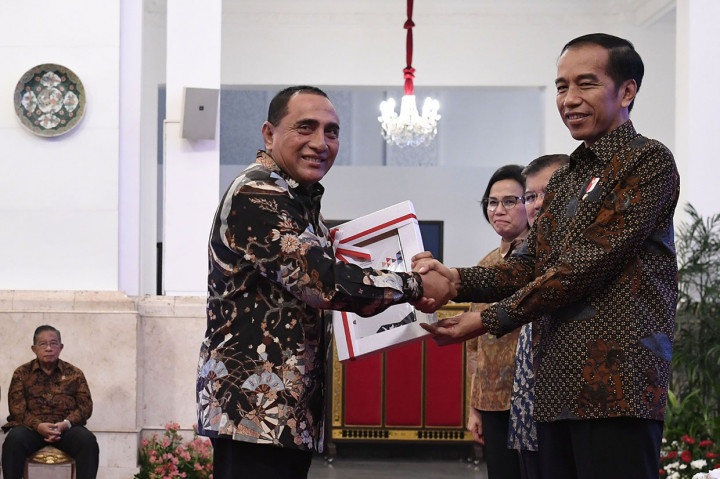 Presiden Joko Widodo menyerahkan Daftar Isian Pelaksanaan Anggaran (DIPA) dan Daftar Alokasi Transfer Daerah dan serta Dana Desa kepada Gubernur Sumatera Utara Edy Rahmayadi.