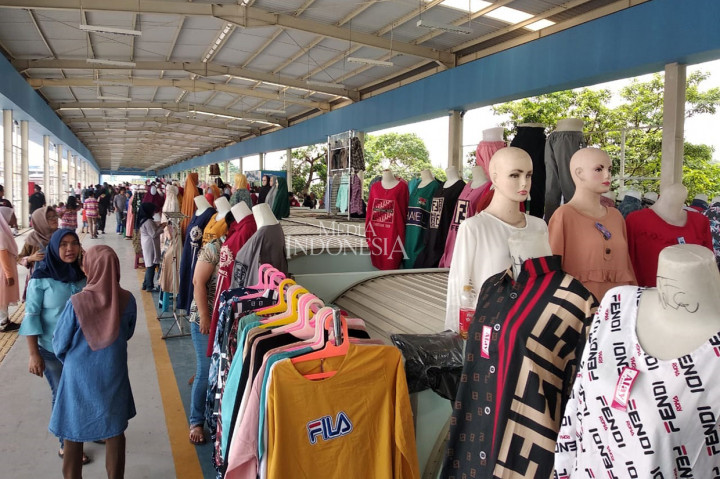 Suasana kios di jembatan penyeberangan multiguna (skybridge) Tanah Abang, Jakarta Pusat, Selasa, 11 Desember 2018.