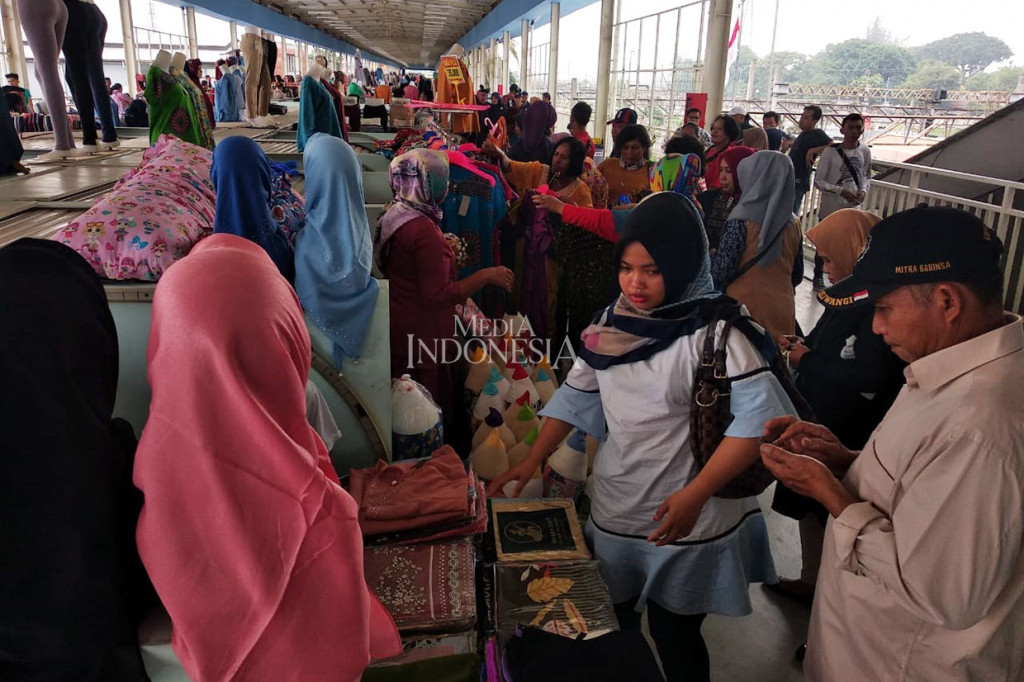 Saat ini, skybridge Tanah Abang yang dibuka untuk umum sudah dipenuhi oleh para pedagang yang dipindahkan dari Jalan Jatibaru di bawah skybridge tersebut.