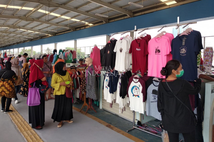 Awalnya, skybridge Tanah Abang ditargetkan rampung pada akhir Oktober. Namun, PD Sarana Jaya selaku pengelola jembatan menghadapi berbagai kendala yang mengakibatkan proyek tersebut selesai pada awal Desember.