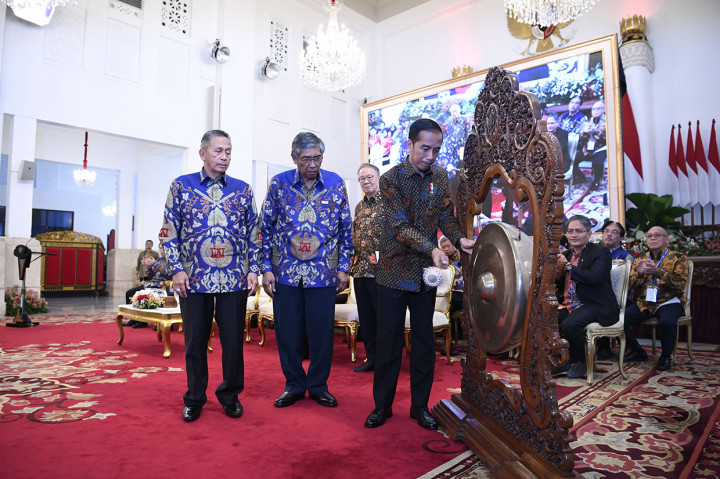 Presiden Joko Widodo (kanan) didampingi Ketua Dewan Pengurus Nasional Ikatan Akuntan Indonesia Mardiasmo (tengah) dan Ketua Dewan Penasehat IAI Moermahadi Soerja Djanegara (kiri) membuka Kongres XIII Ikatan Akuntan Indonesia di Istana Negara.