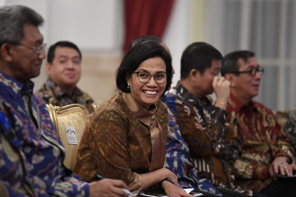 Menteri Keuangan Sri Mulyani tertawa lepas saat Presiden Joko Widodo menyinggung kebijakan Menteri Keuangan disela pembukaan Kongres XIII Ikatan Akuntan Indonesia di Istana Negara.