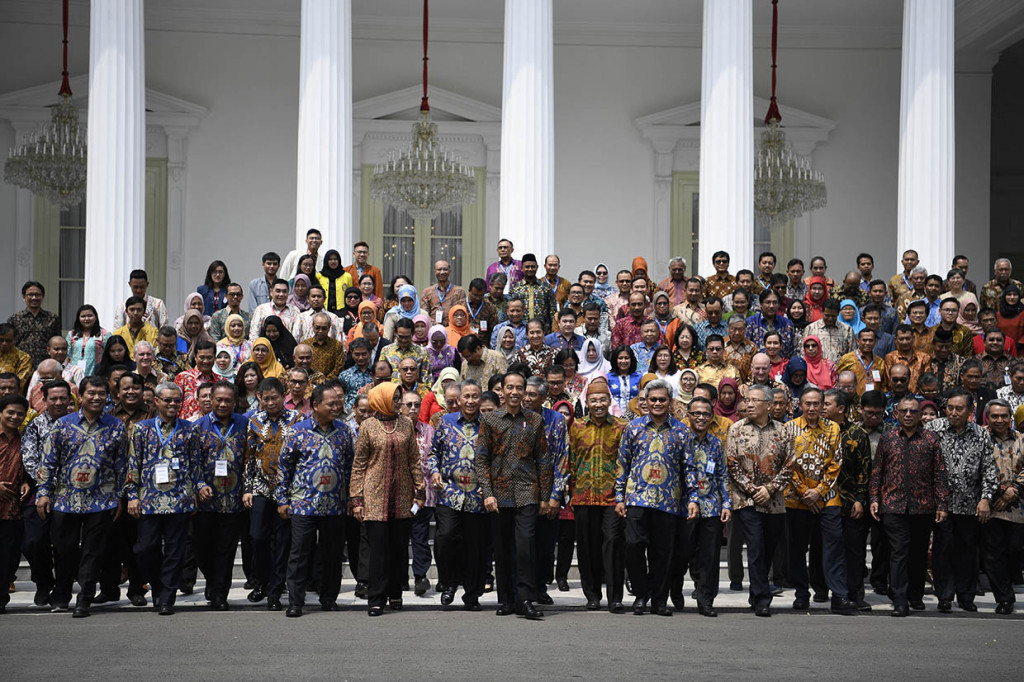 Presiden Joko Widodo foto bersama peserta Kongres XIII Ikatan Akuntan Indonesia di halaman depan Istana Merdeka, Jakarta.

