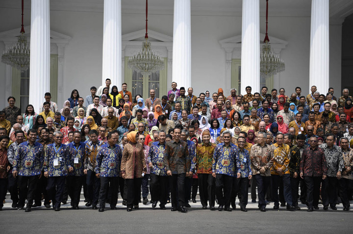 Presiden Joko Widodo foto bersama peserta Kongres XIII Ikatan Akuntan Indonesia di halaman depan Istana Merdeka, Jakarta.
