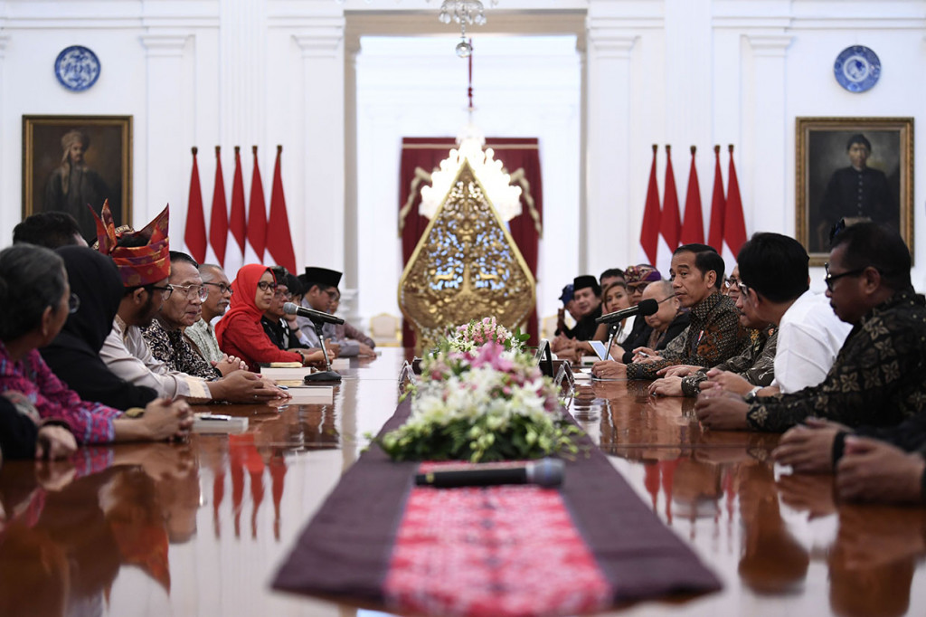 Presiden mengundang seniman dan budayawan untuk meminta masukan mengenai strategi kebudayaan bagi pemerintah. 