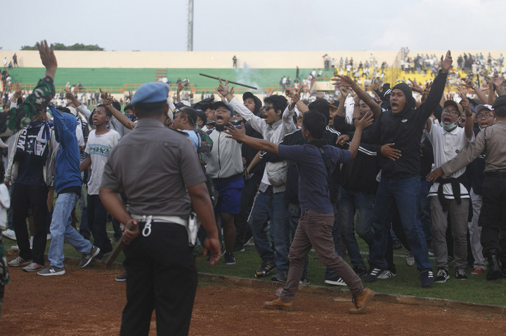 
Laga PS Tira kontra PSIM Yogyakarta dihentikan karena ratusan suporter PSIM Yogyakarta masuk ke lapangan dan merusak perangkat pertandingan seperti jaring gawang dan papan iklan.