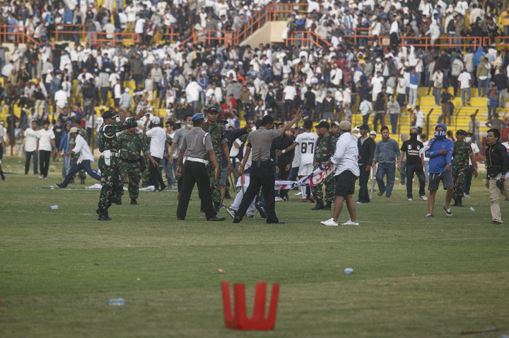 Kejadian itu bermula dari anggapan suporter PSIM Yogyakarta soal terjadinya gol kedua yang diceploskan oleh pemain PS Tira, Pandi Lestaluhu pada menit ke-79 yang dianggap offside pada Piala Indonesia 2018.
