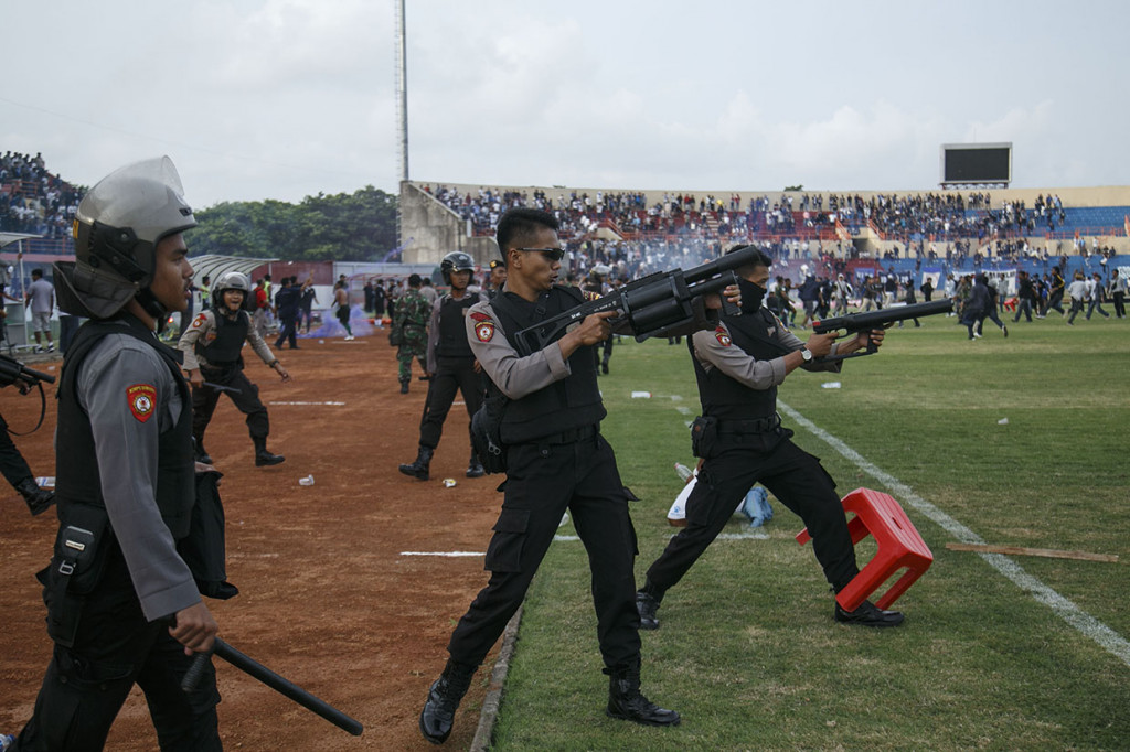 Sejumlah anggota polisi melerai suporter PSIM Yogyakarta yang masuk ke lapangan saat laga Piala Indonesia di Stadion Sultan Agung, Bantul, DI Yogyakarta.

