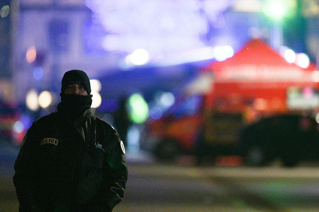 Tersangka melarikan diri dari apartemennya pada Selasa (11/12) pagi ketika polisi menggeledahnya dalam penyelidikan kasus perampokan. Sejumlah granat ditemukan dalam razia itu.