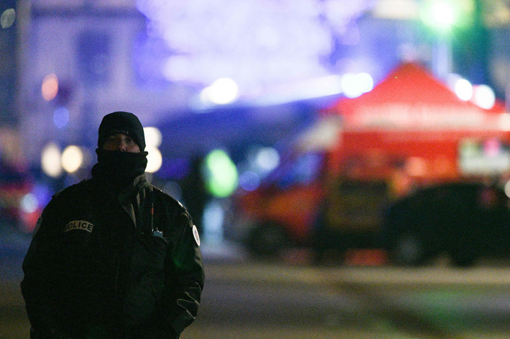 Tersangka melarikan diri dari apartemennya pada Selasa (11/12) pagi ketika polisi menggeledahnya dalam penyelidikan kasus perampokan. Sejumlah granat ditemukan dalam razia itu.