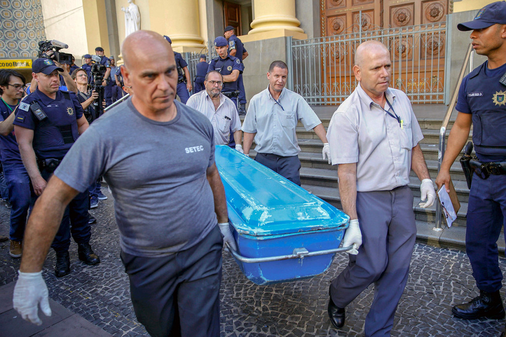 Korban tewas terdiri dari tiga pria dan seorang wanita. Kepolisian setempat menyebut empat orang lainnya mengalami luka-luka, dengan satu orang di antaranya kini dalam kondisi kritis.
