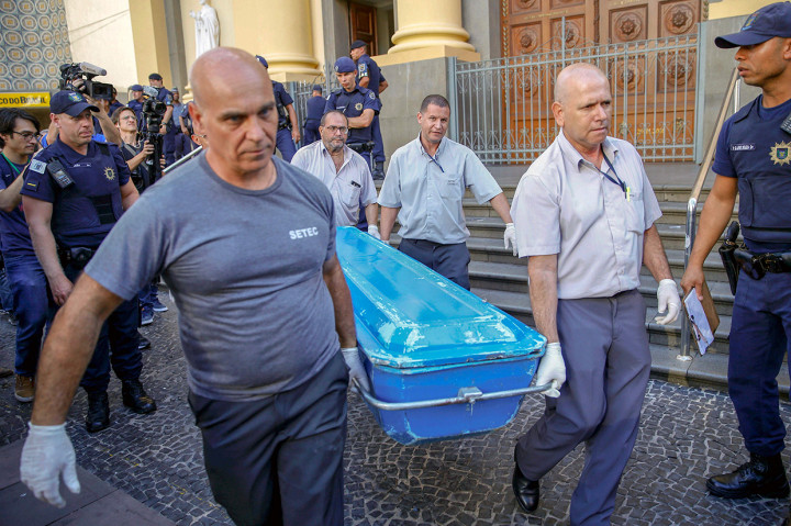 Korban tewas terdiri dari tiga pria dan seorang wanita. Kepolisian setempat menyebut empat orang lainnya mengalami luka-luka, dengan satu orang di antaranya kini dalam kondisi kritis.
