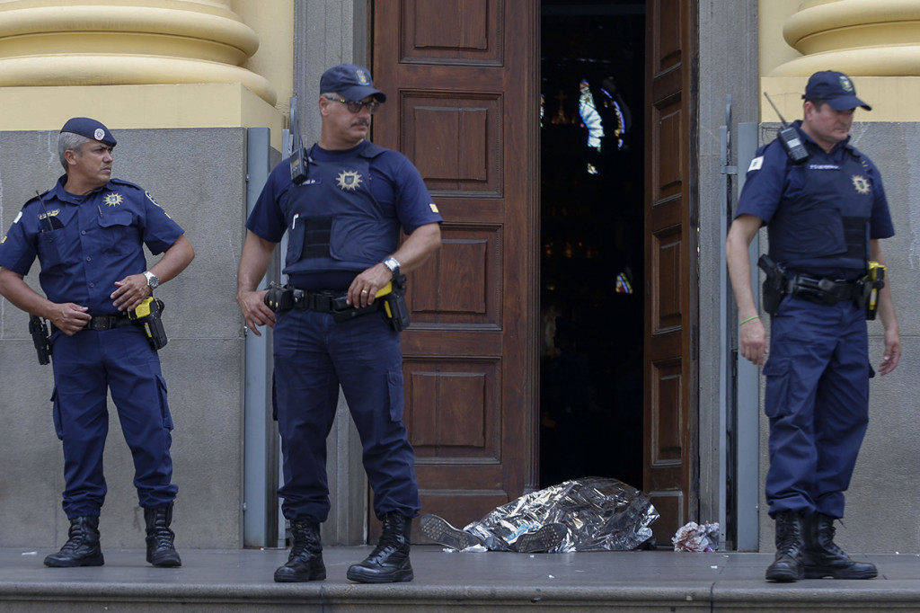 Belum diketahui motif di balik aksi penembakan tersebut. Keuskupan Campinas menyatakan Metropolitan Cathedral ditutup sementara selama polisi melakukan penyelidikan.
