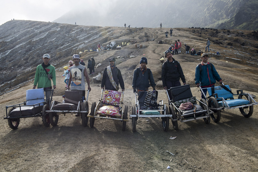 Saat memasuki gerbang pos pendakian gunung Ijen, akan ada sejumlah penambang yang mengajak para pendaki untuk menggunakan jasa 'Taksi Pendakian Ijen'. 'Taksi' beroda dua ini ramah lingkungan karena bertenaga energi manusia. 
