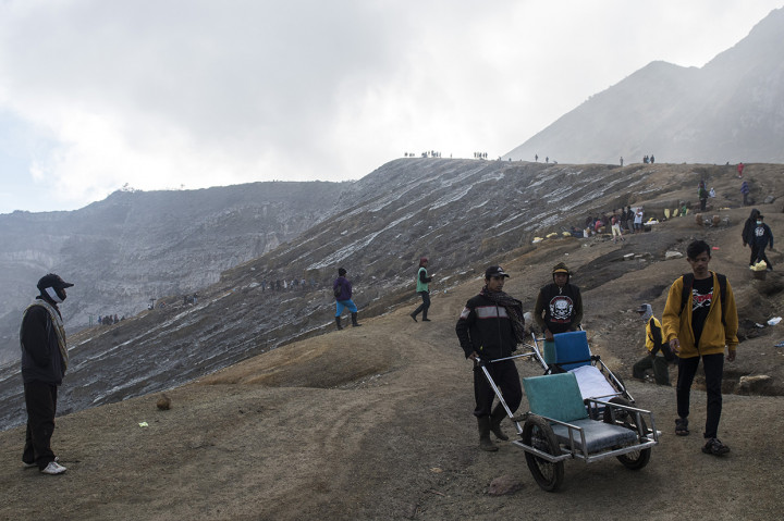Gerobak tersebut disulap menjadi alat transportasi pengangkut wisatawan yang membutuhkan diantar ke Puncak Ijen untuk menyaksikan fenomena blue fire atau api biru di Kawah Ijen dan panorama sekitarnya.
