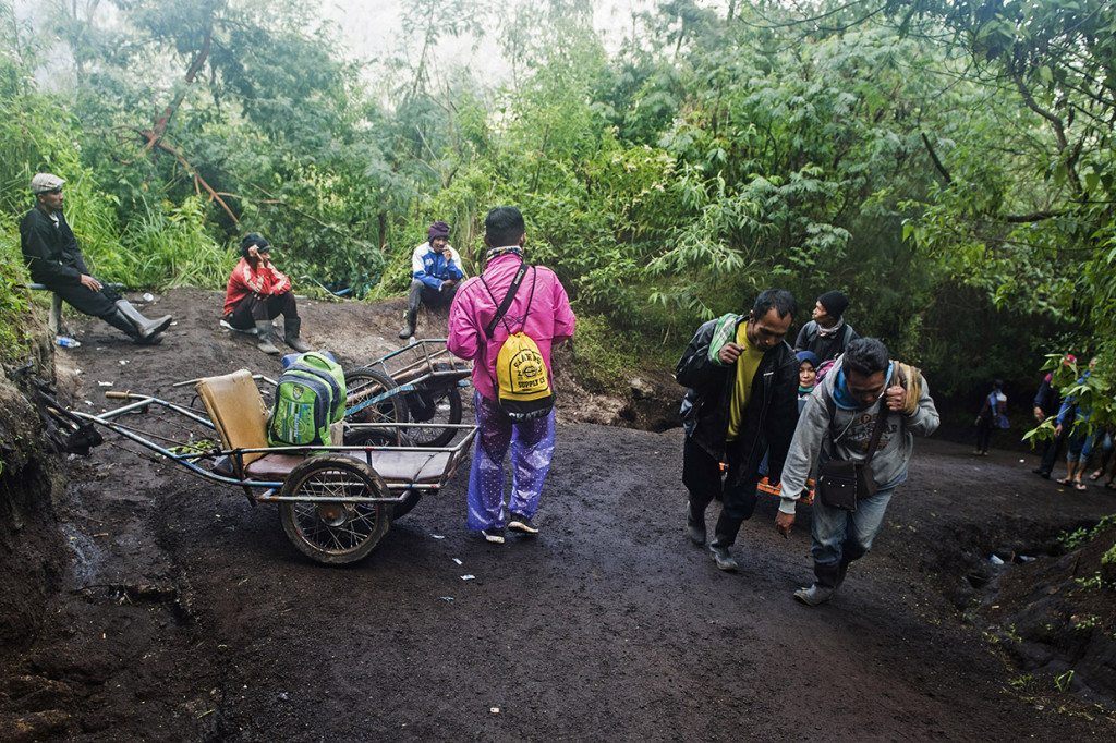 Namun, taksi pendakian Ijen tidaklah murah, harga yang ditawarkan untuk mendaki dengan troli sekitar Rp800 ribu per orangnya untuk pendaki atau wisatawan domestik sementara untuk pendaki asing dikenakan biaya Rp1,2 juta dikarenakan medan yang menanjak dan dibutuhkan sekitar tiga hingga empat orang untuk menarik taksi tersebut.