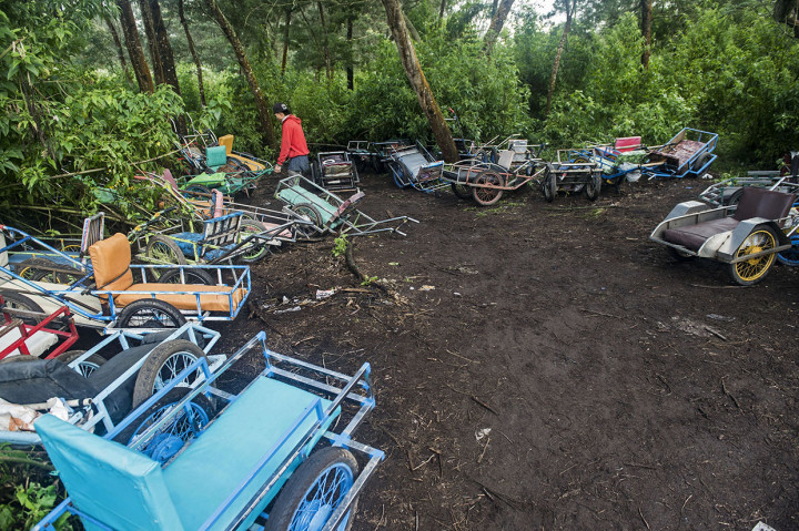 Agar penumpangnya nyaman, bagian dasar gerobak atau alas tempat duduk ditambah bantalan busa dibalut kulit sintetis.