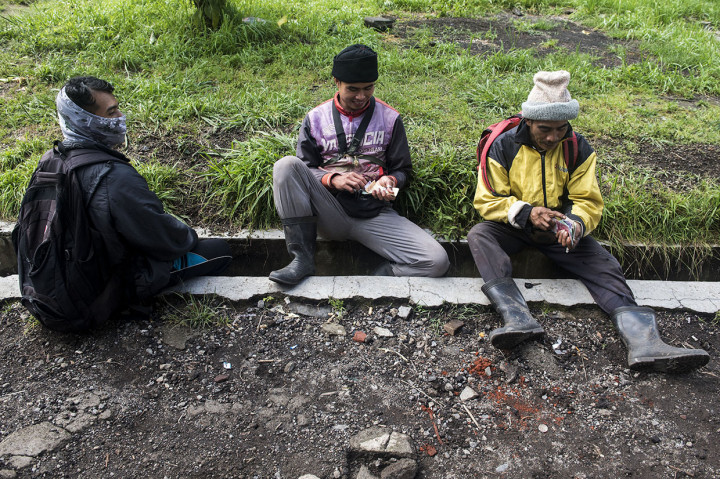 Sejumlah penambang belerang mengakui membuka jasa taksi tersebut untuk mencari uang tambahan saat belerang sedikit atau kawasan tambang diliburkan.