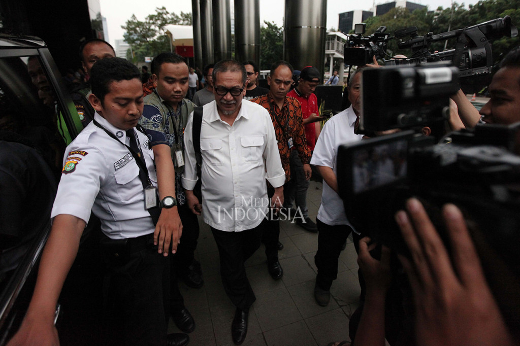 Mantan Wakil Gubernur Jawa Barat Deddy Mizwar berjalan keluar seusai menjalani pemeriksaan di Gedung KPK, Jakarta.