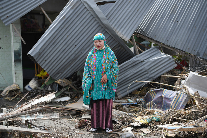 Runtutan petaka di Sulawesi Tengah mengakibatkan lebih dari 2.000 orang tewas, dan sekitar 10.000 luka-luka. Guncangan gempa, terjangan tsunami, serta gulungan tanah likuifaksi memporak-porandakan Palu-Donggala dan turut menghancurkan pula para penyintas.