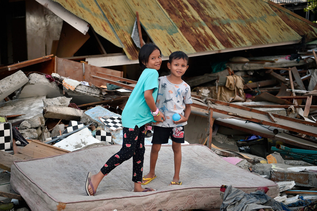 Kisah-kisah tersebut hanya dua dari tak terhitung cerita tentang pengalaman tragis para penyintas gempa, tsunami, dan likuifaksi yang menghantam kawasan pesisir Sulawesi Tengah beberapa waktu lalu.