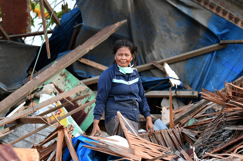 Penyintas lainnya menceritakan, ia tak kuasa menyelamatkan ibu, anak, dan cucu kesayangannya saat gelombang tsunami setinggi 1,5 meter menggulung kampungnya di Wani, Donggala. Penderitaan Sukur kian besar sebab ia tak lagi punya tempat berteduh karena gempa dan tsunami telah membuat rumahnya rata dengan tanah.