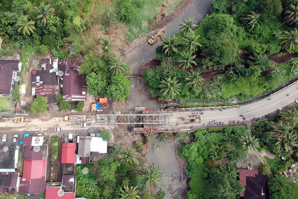 Foto udara sejumlah pekerja memasang panel jembatan sementara di Batang Kalu, Jalur Padang - Pekanbaru, Kayutanam, Padangpariaman, Sumatera Barat.