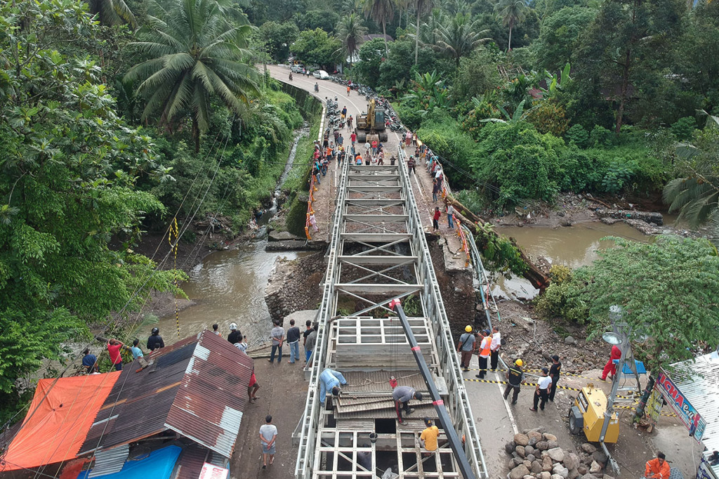 Kementerian PUPR menargetkan jembatan panel sepanjang 36 meter itu akan dapat digunakan sementara oleh pengendara paling lambat pada Sabtu (15/12). 