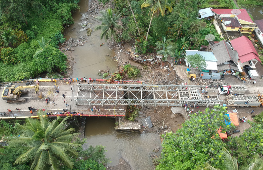 Jembatan itu rusak akibat diterjang air dari Sungai Batang Ulakan yang meluap setelah hujan deras pada Senin, 10 Desember 2018.